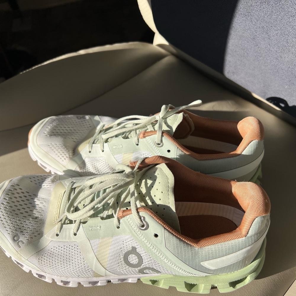 On cloud running shoes in good shape. Please see all photos. Clean smoke free